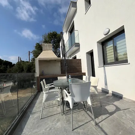 Modern 5 Bedroom House بيت للعطل