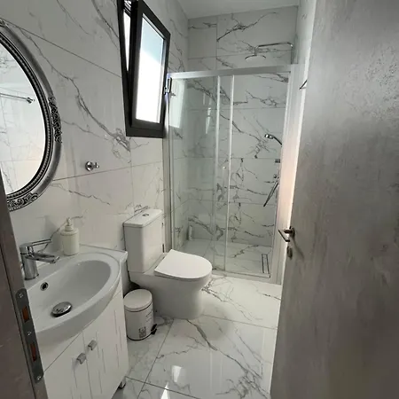Modern 5 Bedroom House بيت للعطل *