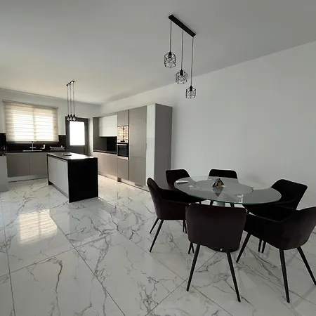 Modern 5 Bedroom House *
