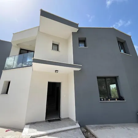 Modern 5 Bedroom House بيت للعطل كيسونيجرا