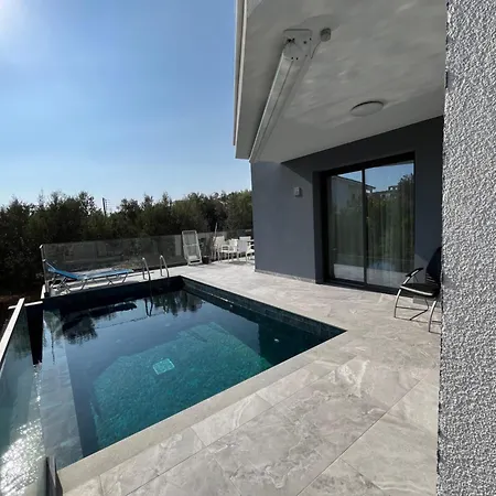 Modern 5 Bedroom House Feriehus Kissonerga